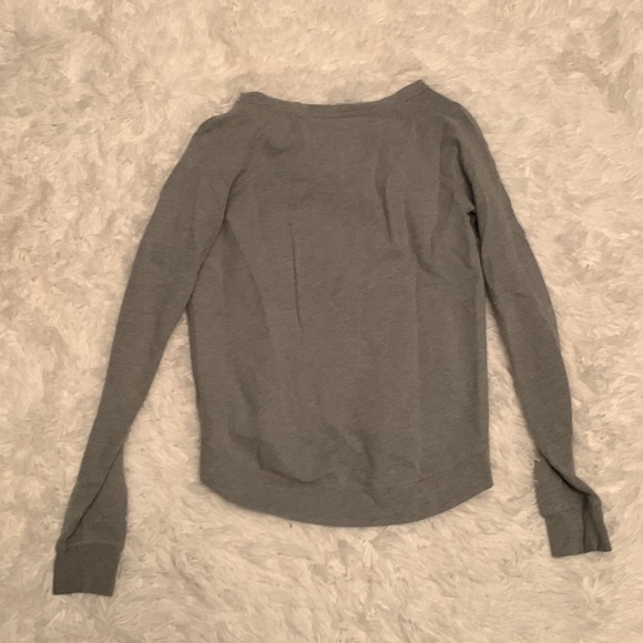 Hollister wolf sweatshirt long sleeves size XS - Picture 3 of 4